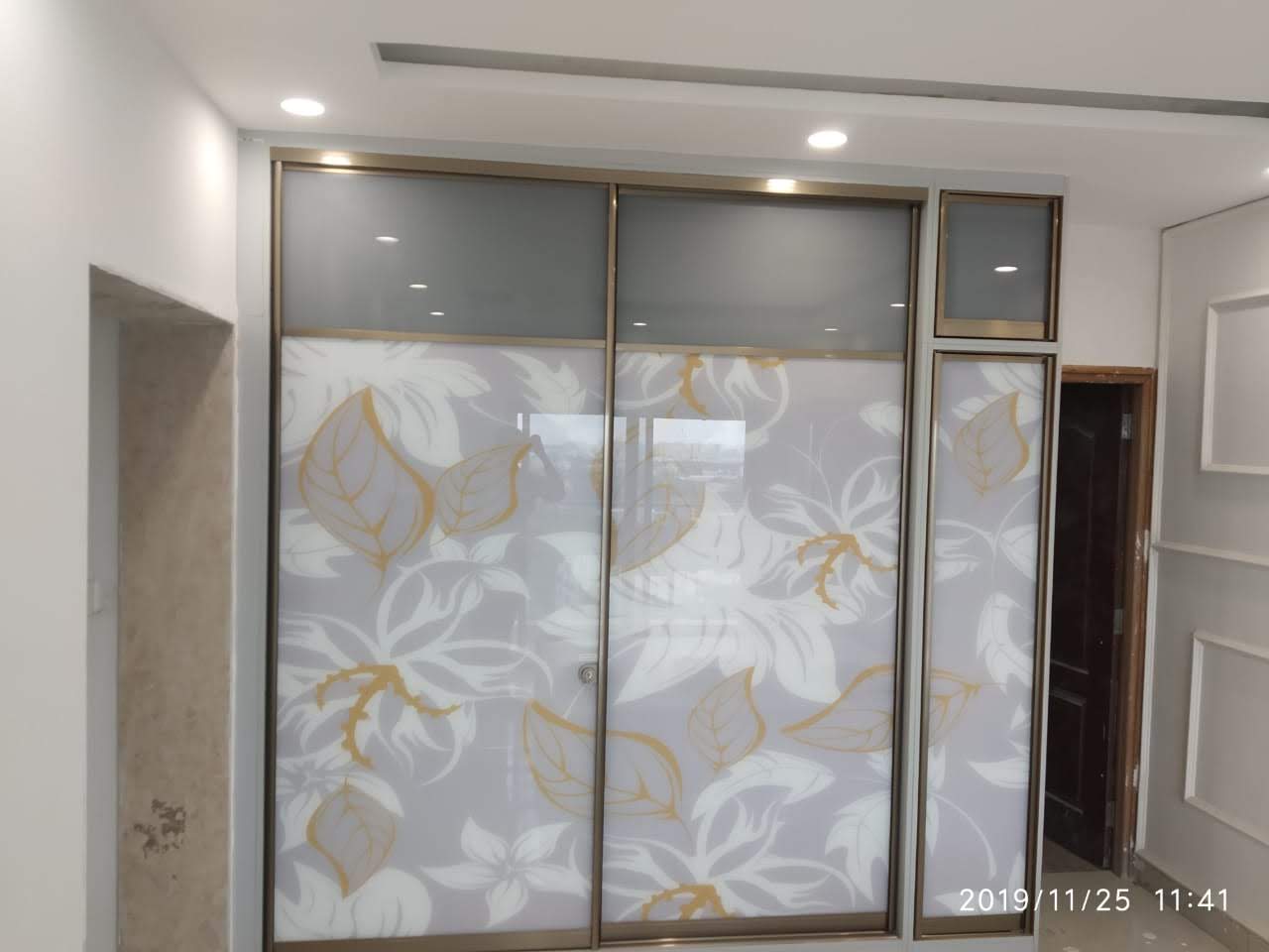 cheapest-low-price-lacquer-glass-wardrobe-designs-in-gurgaon-gurugram-best-lacquer-glass-dealers-manufacturers-in-gurgaon-india